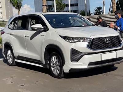 Toyota Innova Hycross